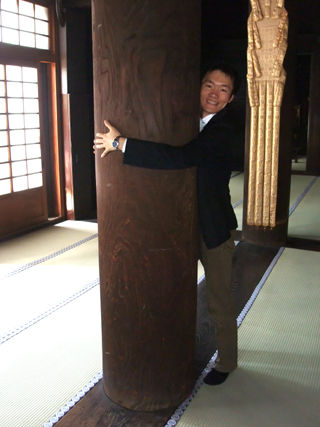 護国寺の開運柱
