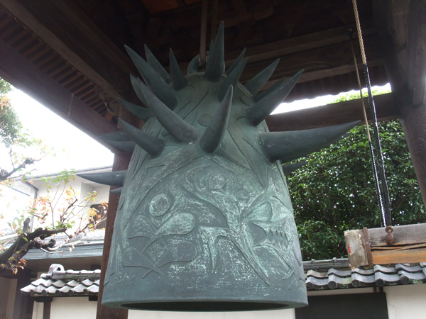 久国寺・岡本太郎の鐘