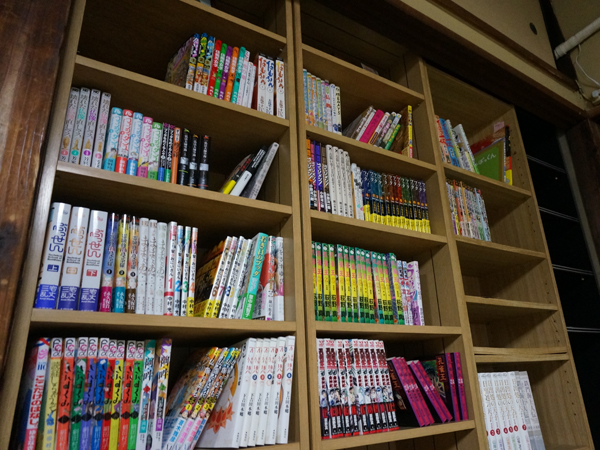 お寺の漫画図書館本棚