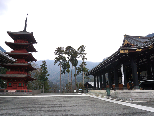 身延山久遠寺の境内