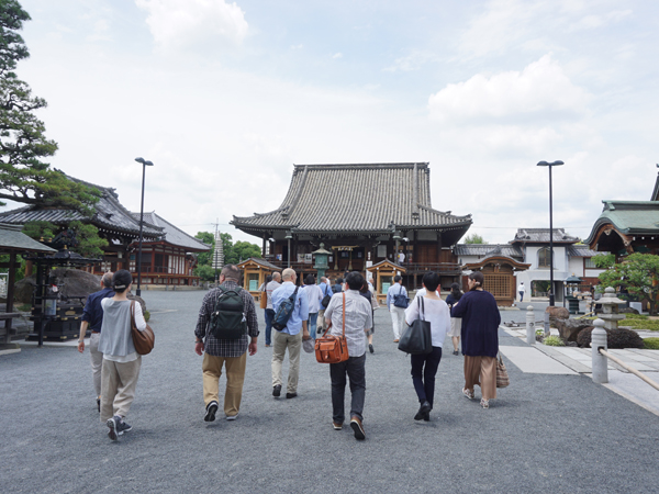 お寺に向かう人々