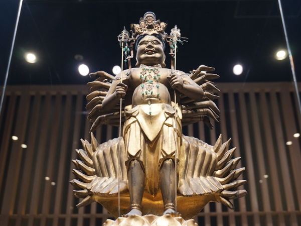 東京・びわ湖長浜KANNON HOUSEの千手千足観音立像