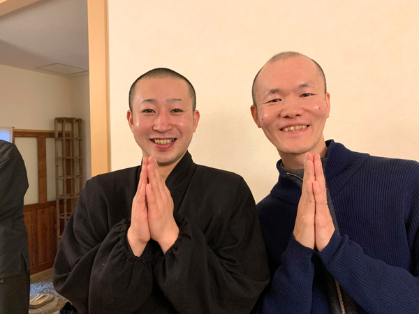 おおま宿坊普賢院の菊池雄大さんとほーりー