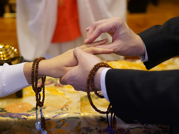 本光寺結婚式の指輪交換