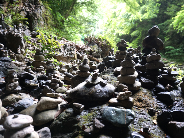 高千穂の積み上げられた石