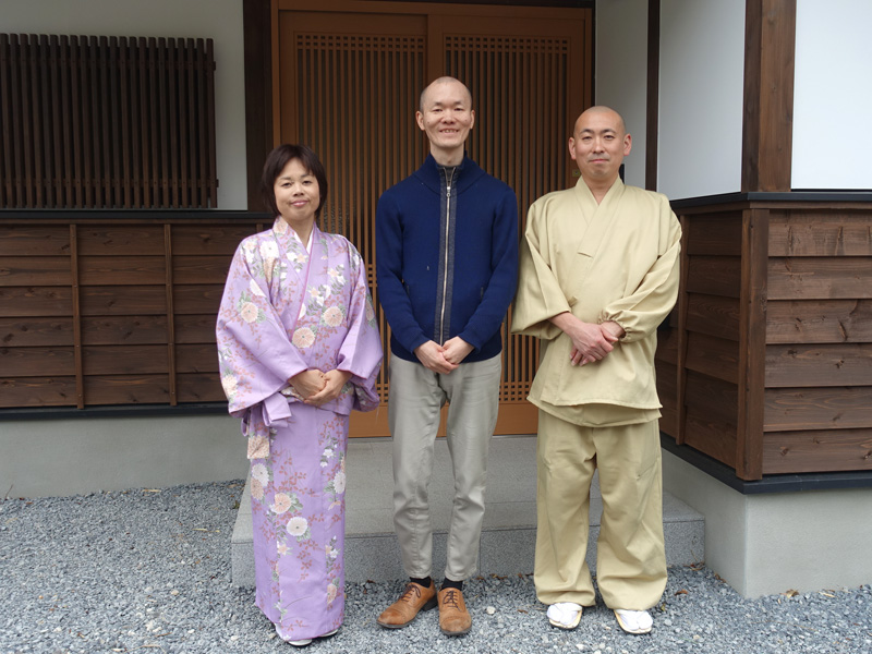 二尊院田立住職夫妻とほーりー