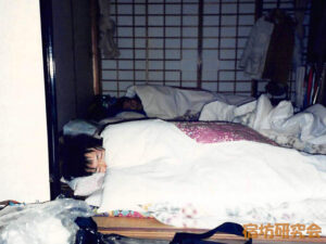 初めての宿坊で眠るほーりー
