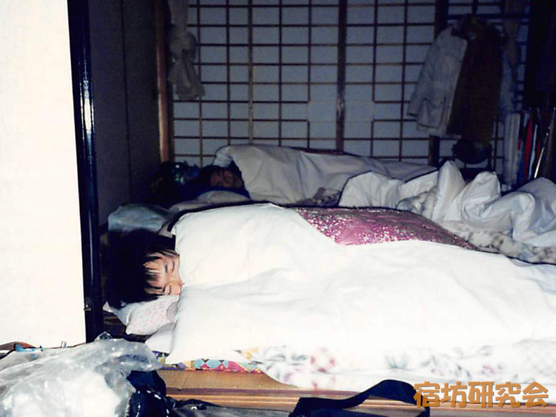 初めての宿坊で眠るほーりー
